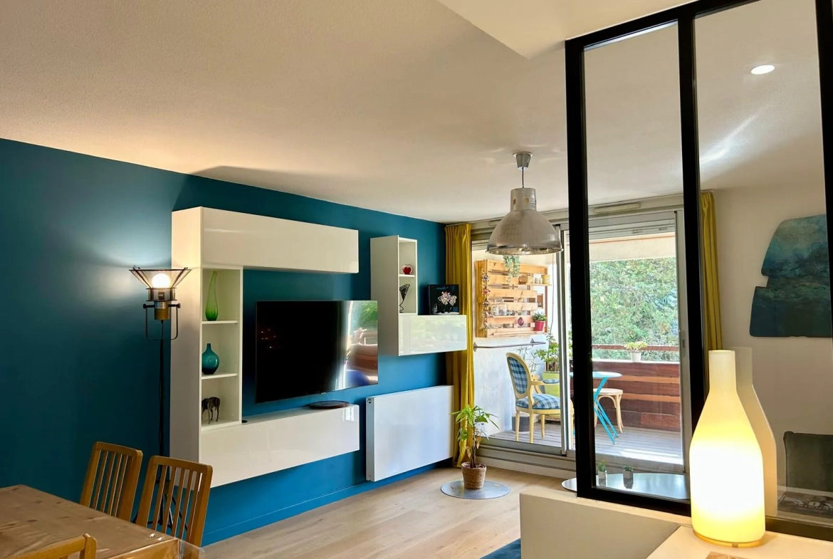 Appartement traversant avec terrasse et parking à Montpellier Sabines 