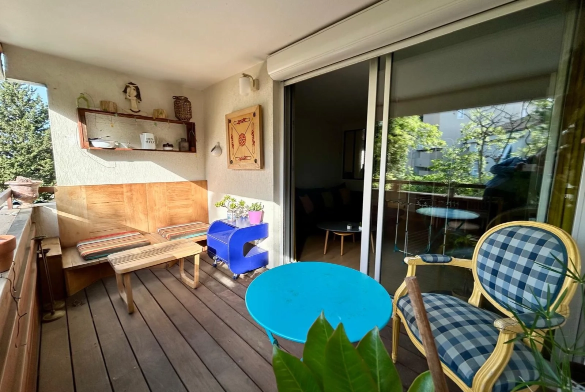Appartement traversant avec terrasse et parking à Montpellier Sabines 