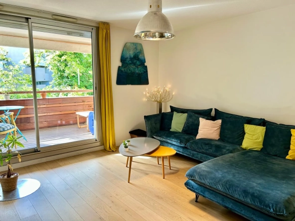 Appartement traversant avec terrasse et parking à Montpellier Sabines 