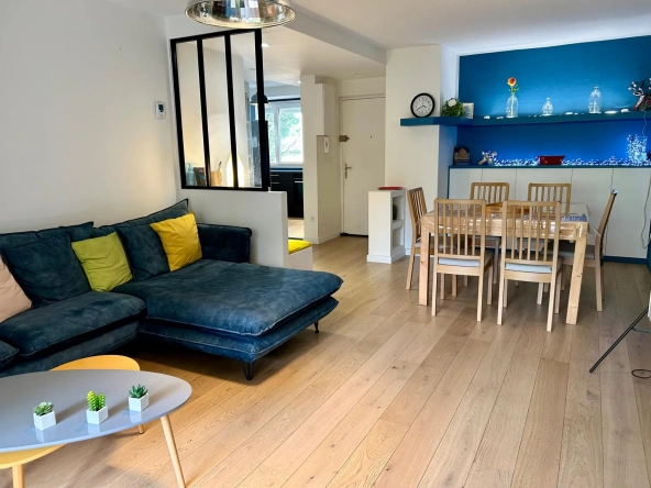Appartement traversant avec terrasse et parking à Montpellier Sabines