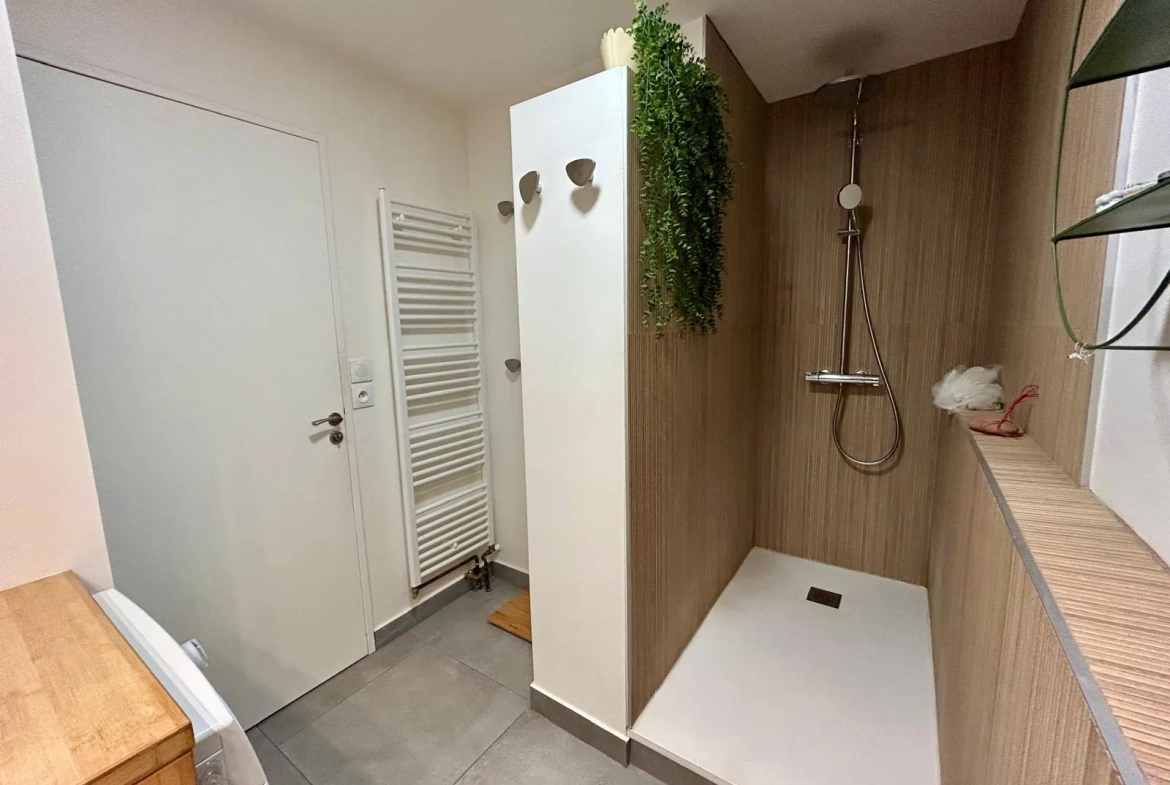 Appartement traversant avec terrasse et parking à Montpellier Sabines 