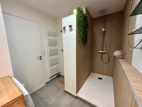Appartement traversant avec terrasse et parking à Montpellier Sabines 