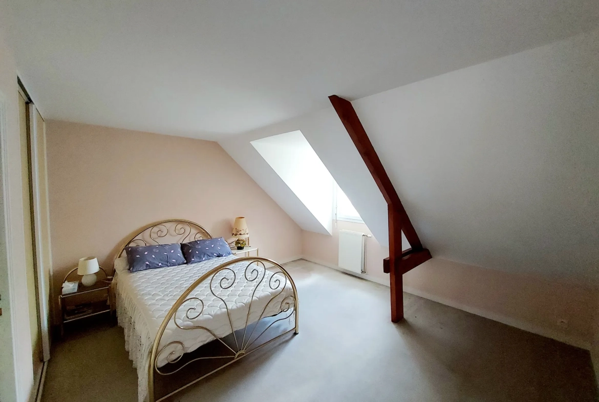 Maison T4 à Laval-Grenoux avec 3 chambres, garage et jardin clos 