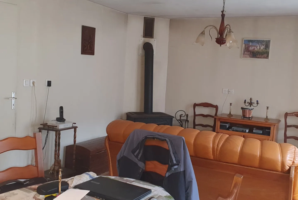 Maison de village avec jardin et terrain constructible à Coulonges Cohan 