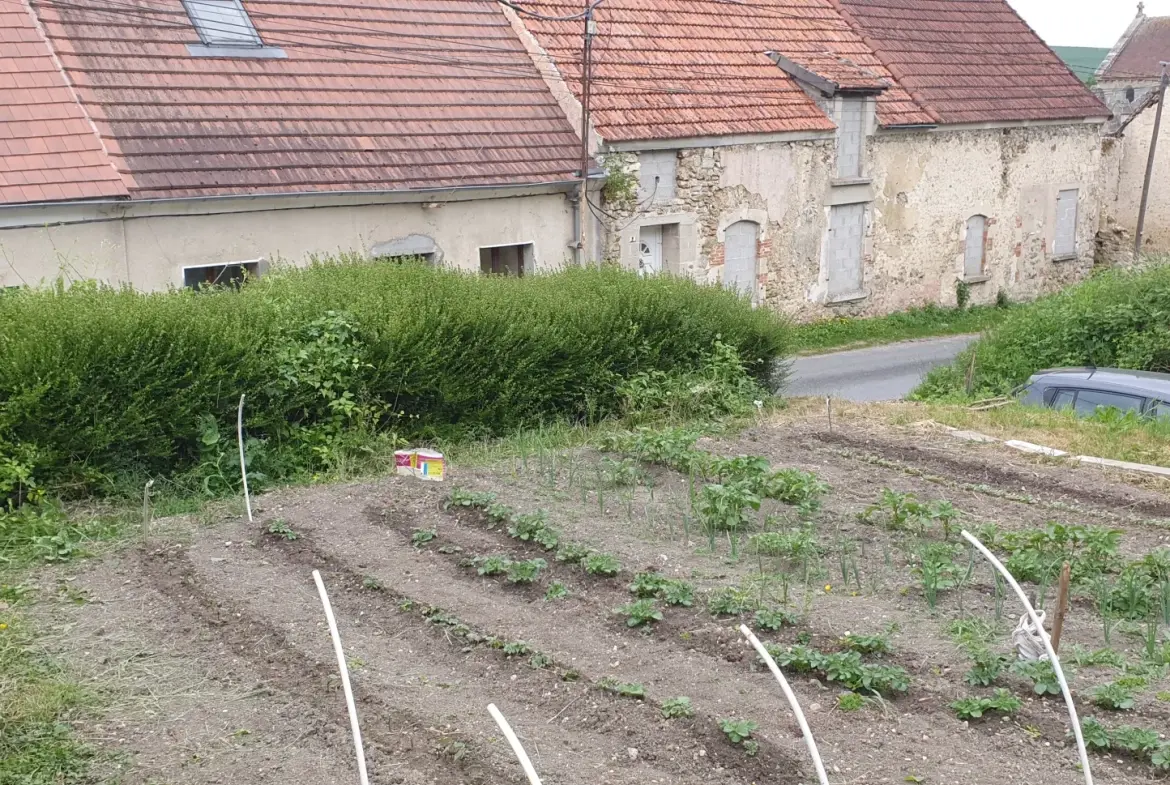 Maison de village avec jardin et terrain constructible à Coulonges Cohan 
