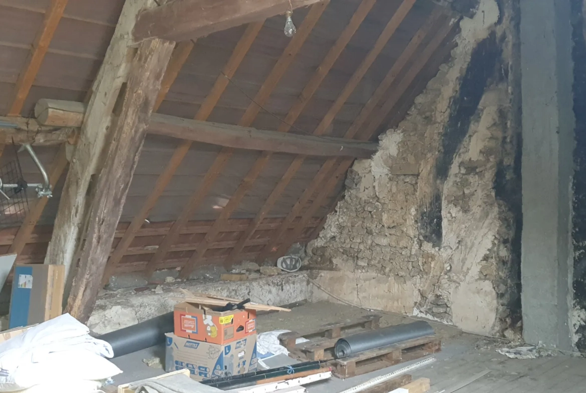 Maison de village avec jardin et terrain constructible à Coulonges Cohan 