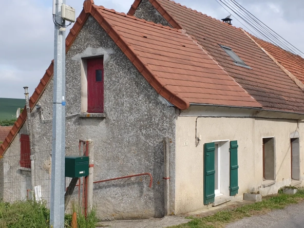 Maison de village avec jardin et terrain constructible à Coulonges Cohan