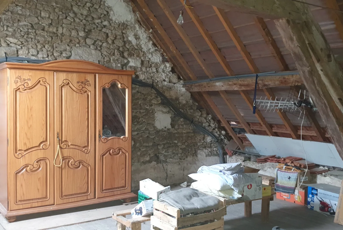 Maison de village avec jardin et terrain constructible à Coulonges Cohan 