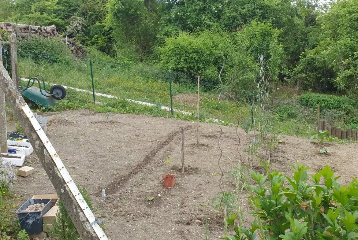 Maison de village avec jardin et terrain constructible à Coulonges Cohan 