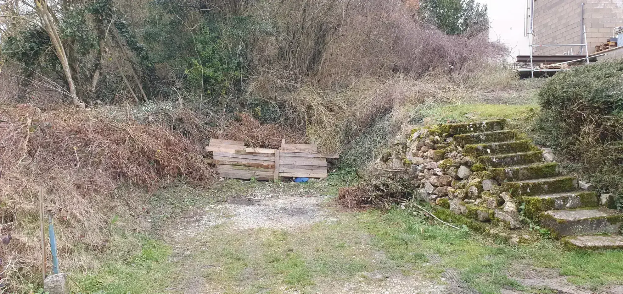 Maison de village avec jardin et terrain constructible à Coulonges Cohan 