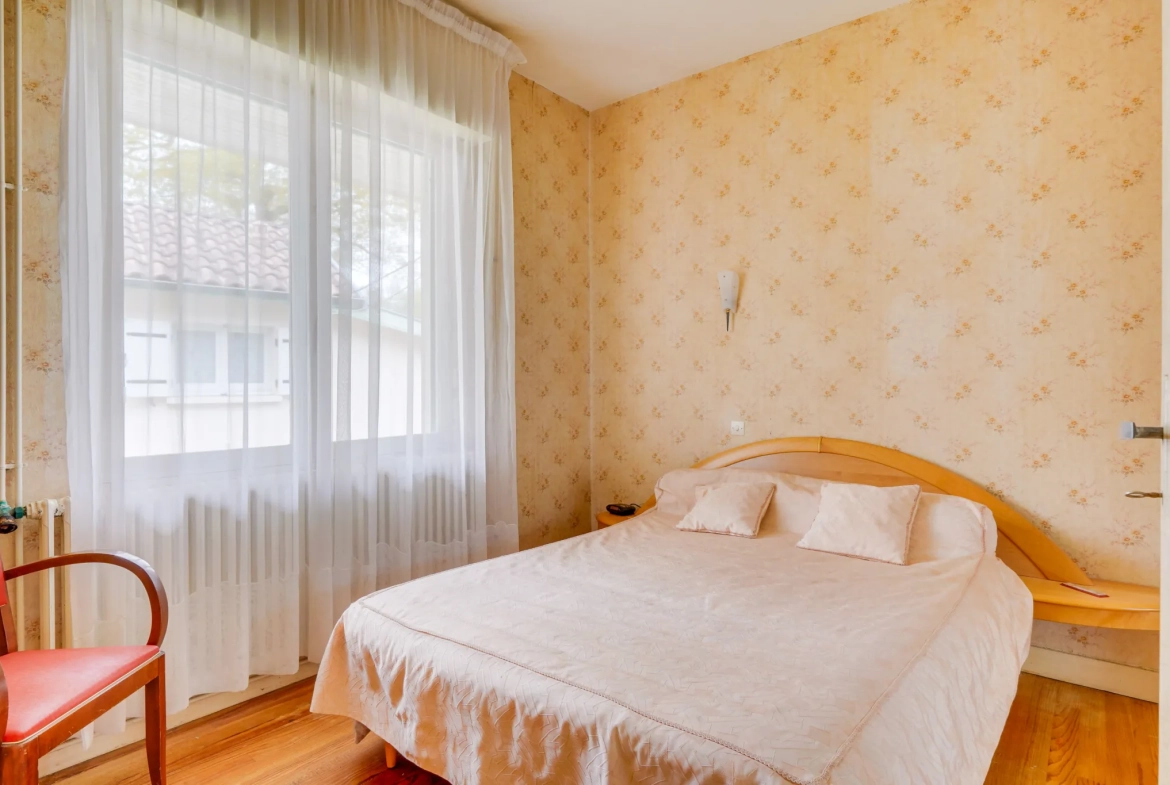 Maison à rénover de 74 m² avec terrasse et jardin à Audenge 
