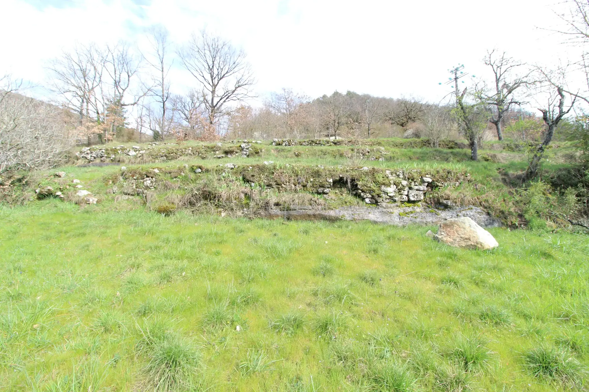 Terrain constructible de 1 510 m² à Saint-Affrique avec vue et orientation sud 