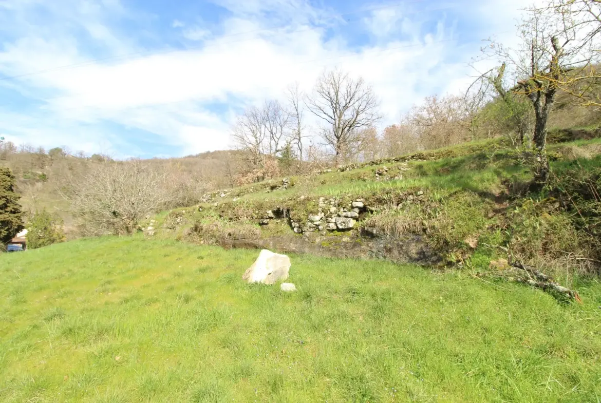 Terrain constructible de 1 510 m² à Saint-Affrique avec vue et orientation sud 