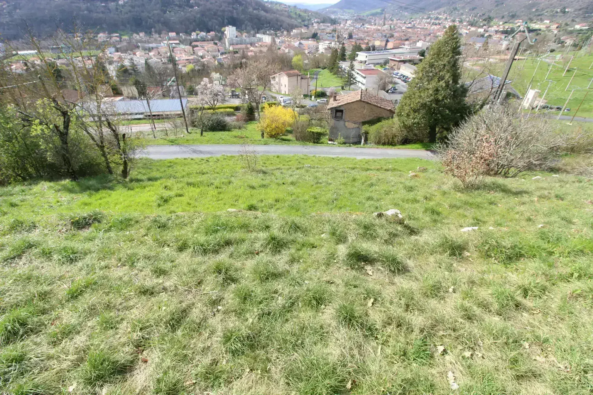 Terrain constructible de 1 510 m² à Saint-Affrique avec vue et orientation sud 