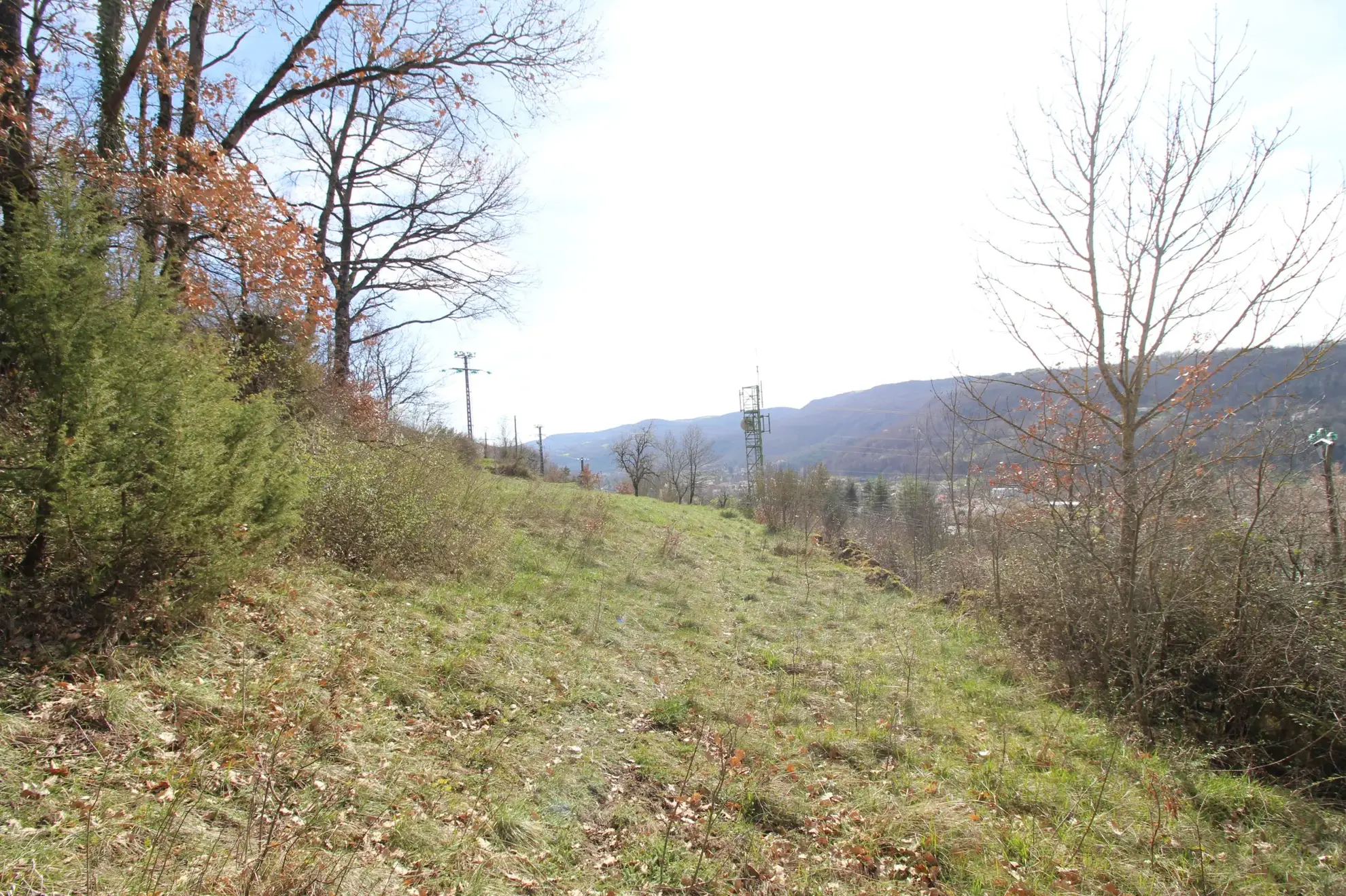 Terrain constructible de 1 510 m² à Saint-Affrique avec vue et orientation sud 