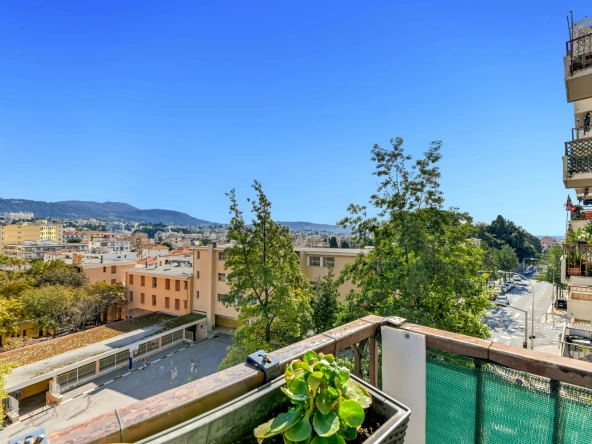 Bel appartement traversant de 54 m² avec deux balcons à Nice Cessole