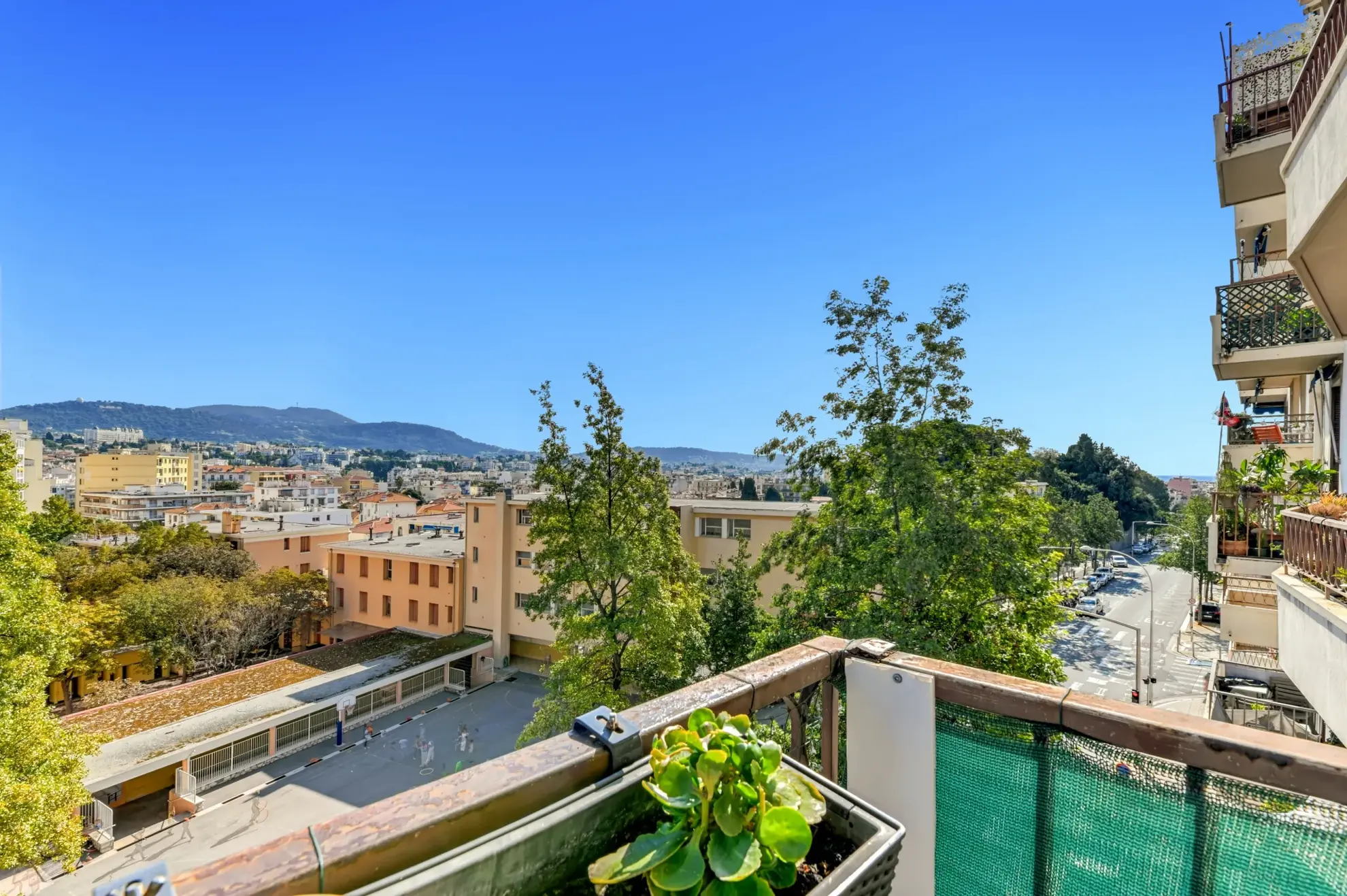 Bel appartement traversant de 54 m² avec deux balcons à Nice Cessole 