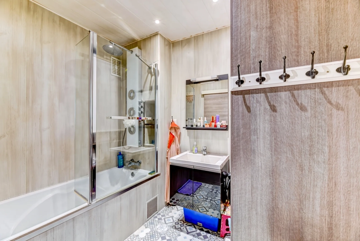Bel appartement traversant de 54 m² avec deux balcons à Nice Cessole 