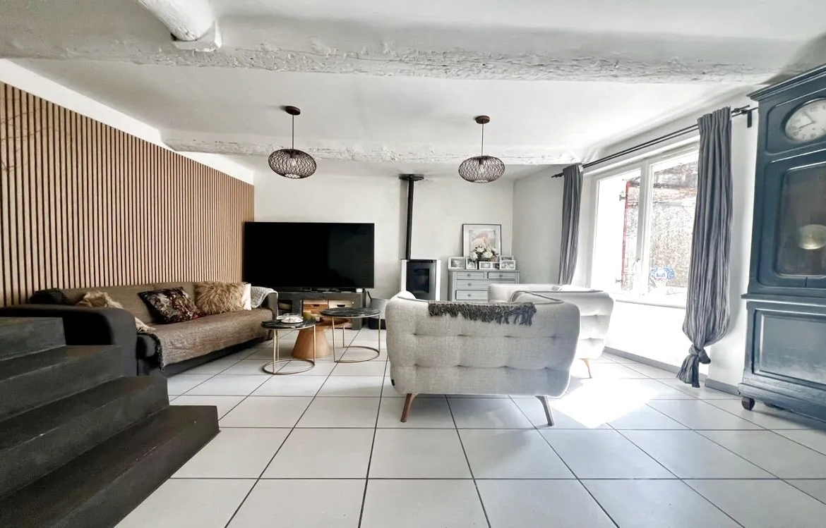 Maison de village en pierre rénovée de 150 m² à Pourcieux avec parking 
