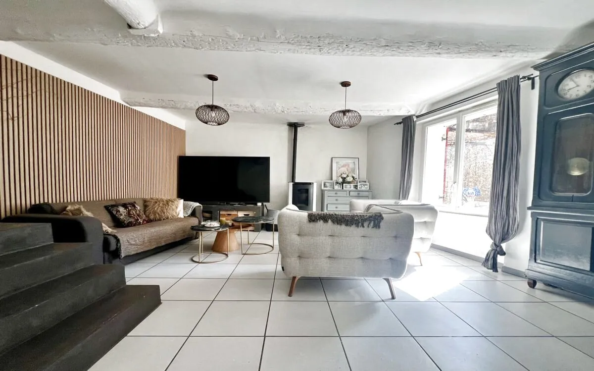 Maison de village en pierre rénovée de 150 m² à Pourcieux avec parking 