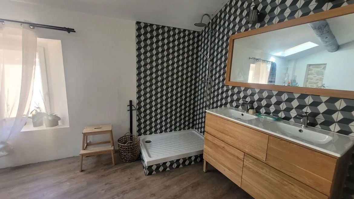 Maison de village en pierre rénovée de 150 m² à Pourcieux avec parking 
