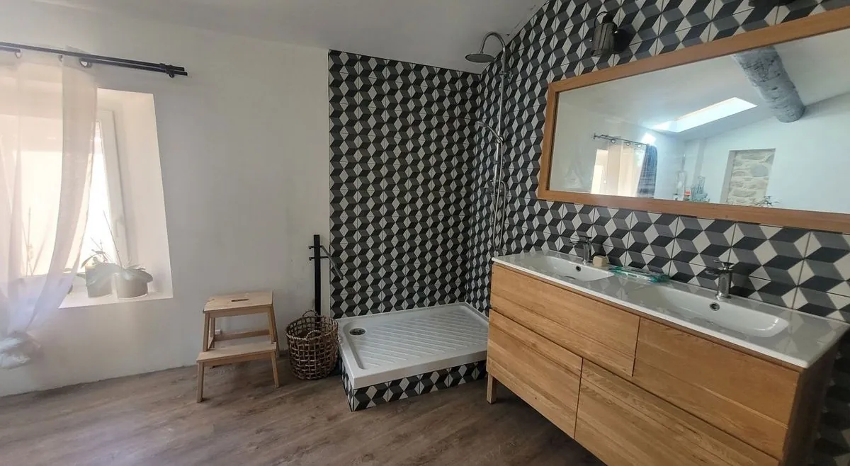 Maison de village en pierre rénovée de 150 m² à Pourcieux avec parking 
