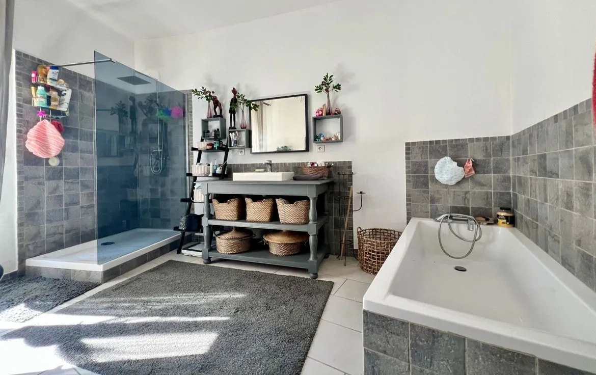 Maison de village en pierre rénovée de 150 m² à Pourcieux avec parking 