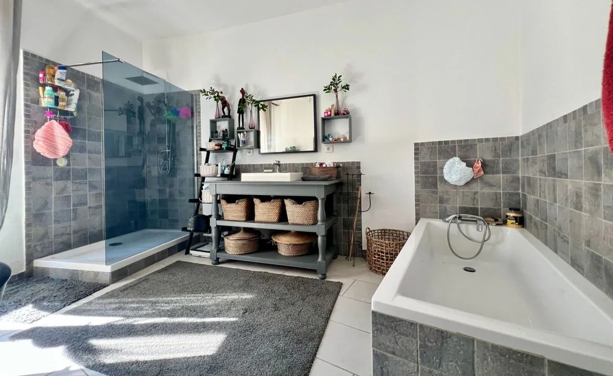 Maison de village en pierre rénovée de 150 m² à Pourcieux avec parking 