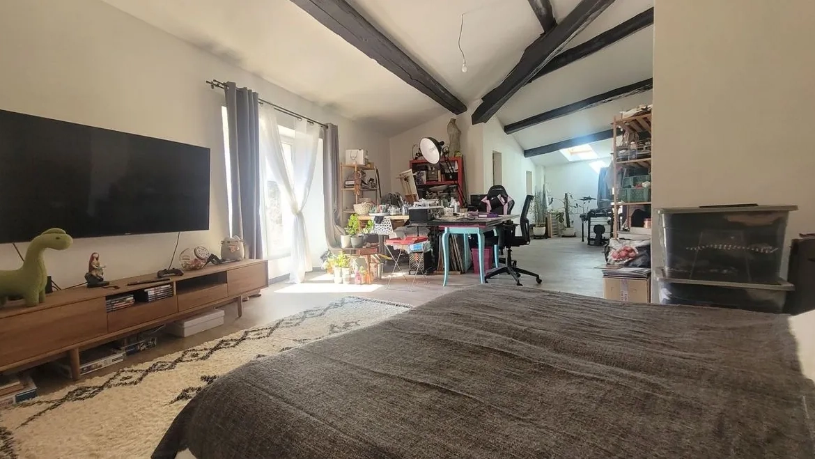 Maison de village en pierre rénovée de 150 m² à Pourcieux avec parking 