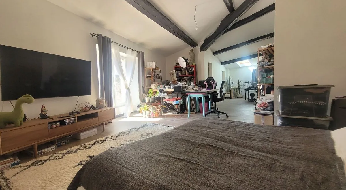 Maison de village en pierre rénovée de 150 m² à Pourcieux avec parking 