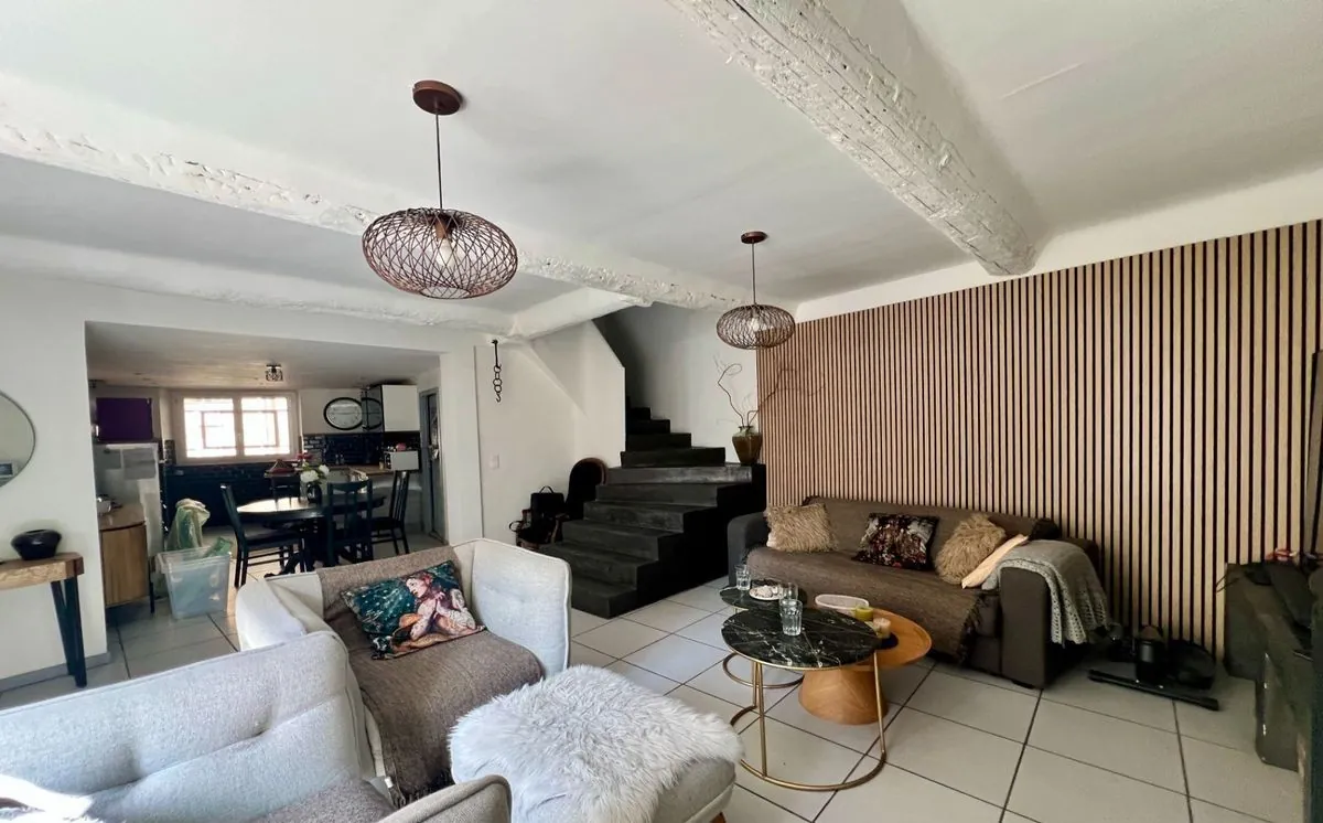 Maison de village en pierre rénovée de 150 m² à Pourcieux avec parking 