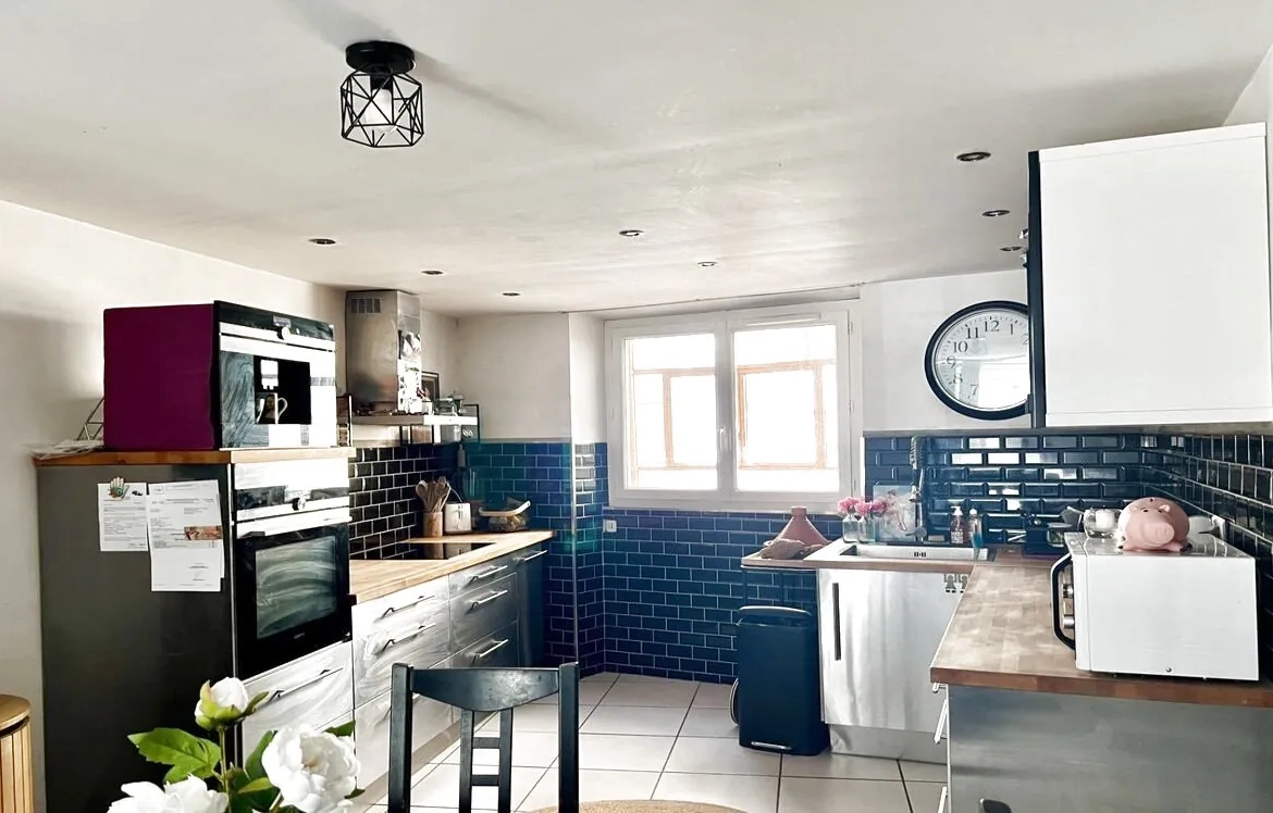 Maison de village en pierre rénovée de 150 m² à Pourcieux avec parking 
