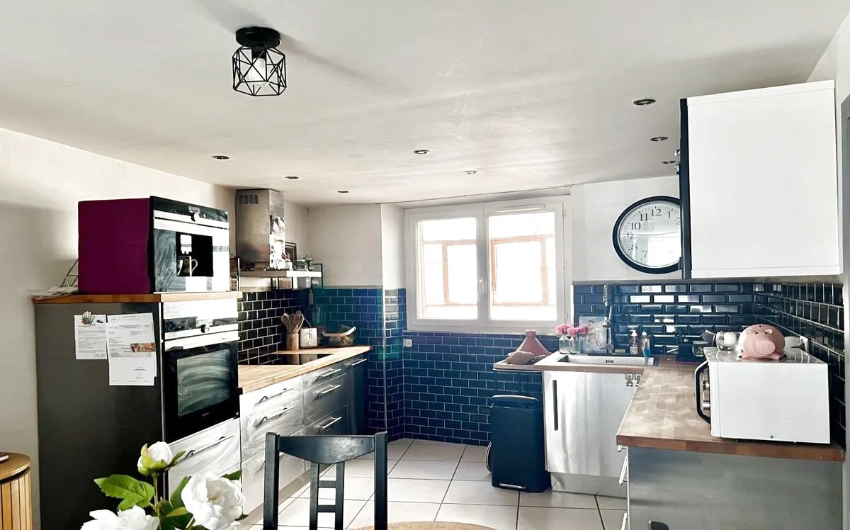 Maison de village en pierre rénovée de 150 m² à Pourcieux avec parking 
