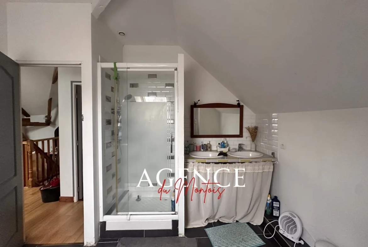Maison villageoise rénovée avec jardin à Sergines, 4 chambres, chauffage électrique 