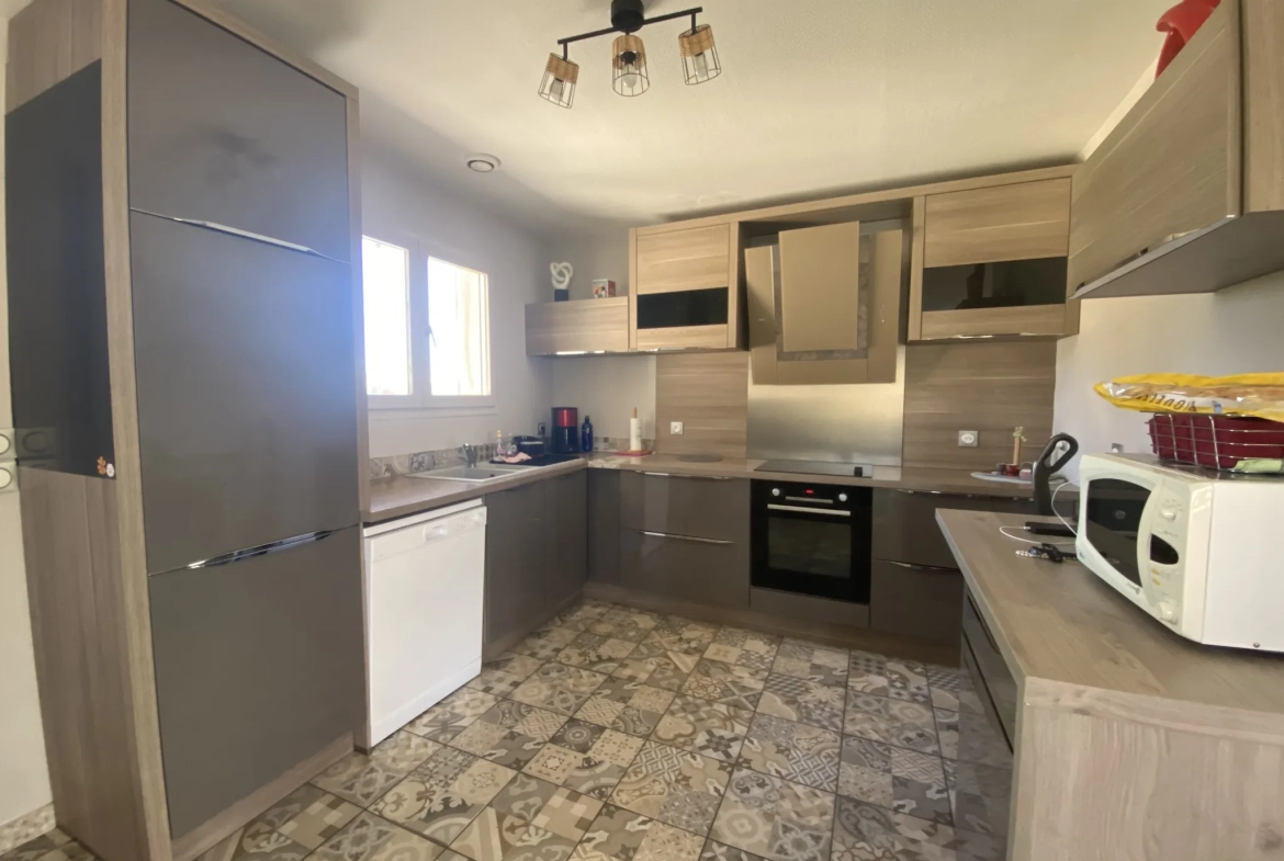 Maison de plain-pied à 3 km de Bazas, 82m², terrain de 8623m² avec dépendance 
