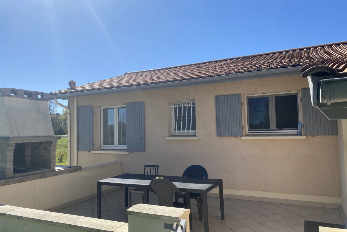 Maison de plain-pied à 3 km de Bazas, 82m², terrain de 8623m² avec dépendance 
