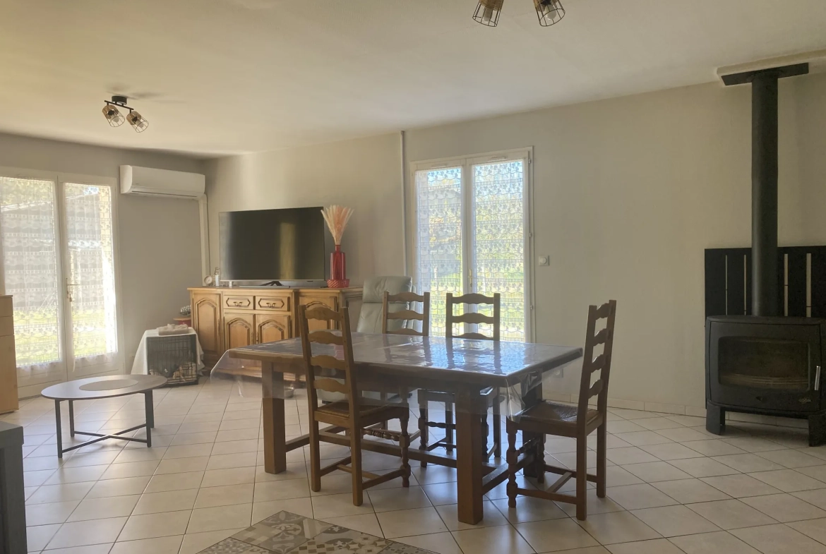 Maison de plain-pied à 3 km de Bazas, 82m², terrain de 8623m² avec dépendance 