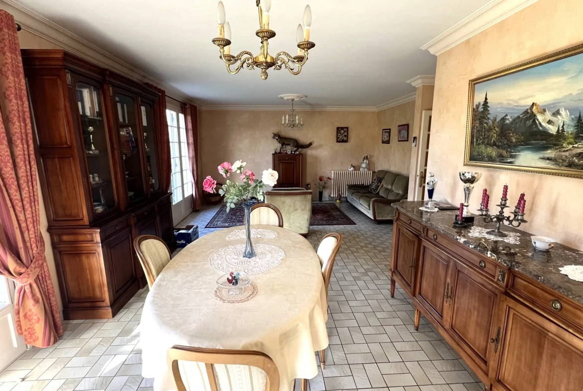 Maison familiale à La Pouëze avec grand terrain et sous-sol en vente 