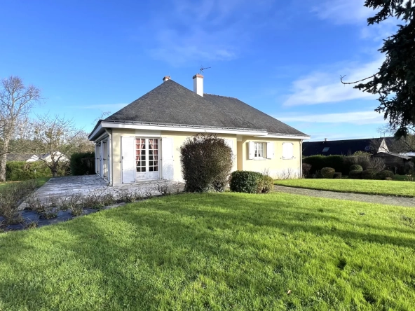 Maison familiale à La Pouëze avec grand terrain et sous-sol en vente