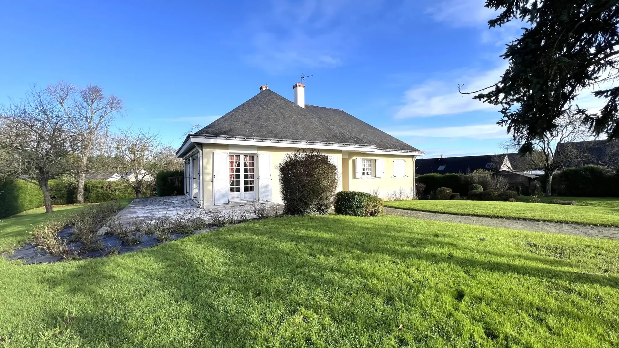 Maison familiale à La Pouëze avec grand terrain et sous-sol en vente 