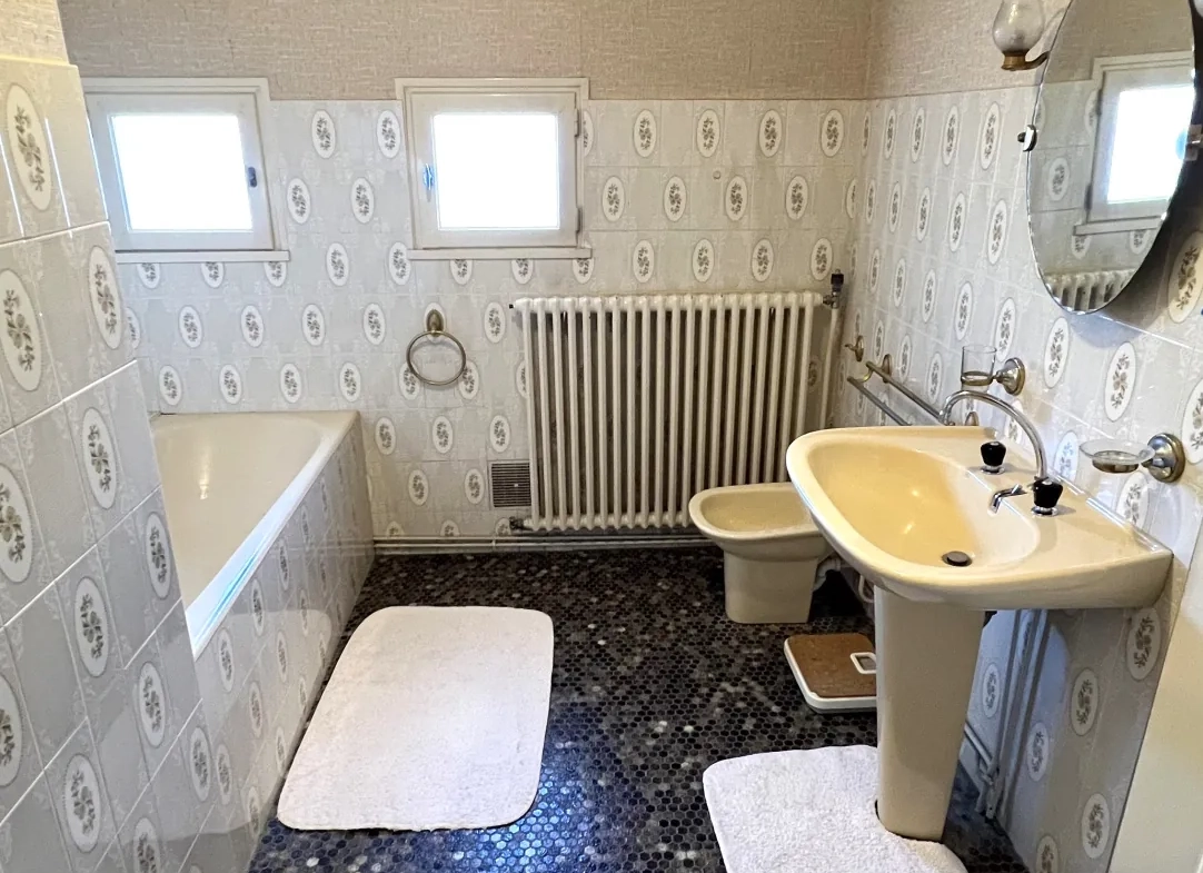 Maison familiale à La Pouëze avec grand terrain et sous-sol en vente 