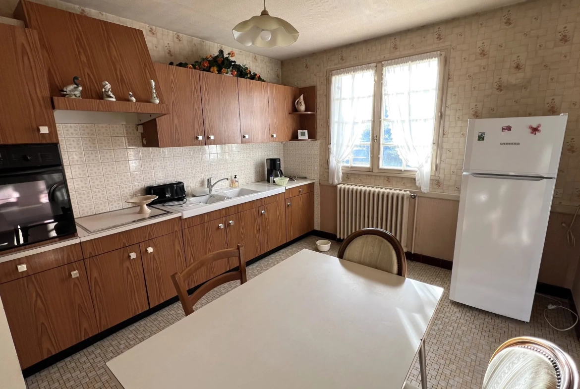 Maison familiale à La Pouëze avec grand terrain et sous-sol en vente 