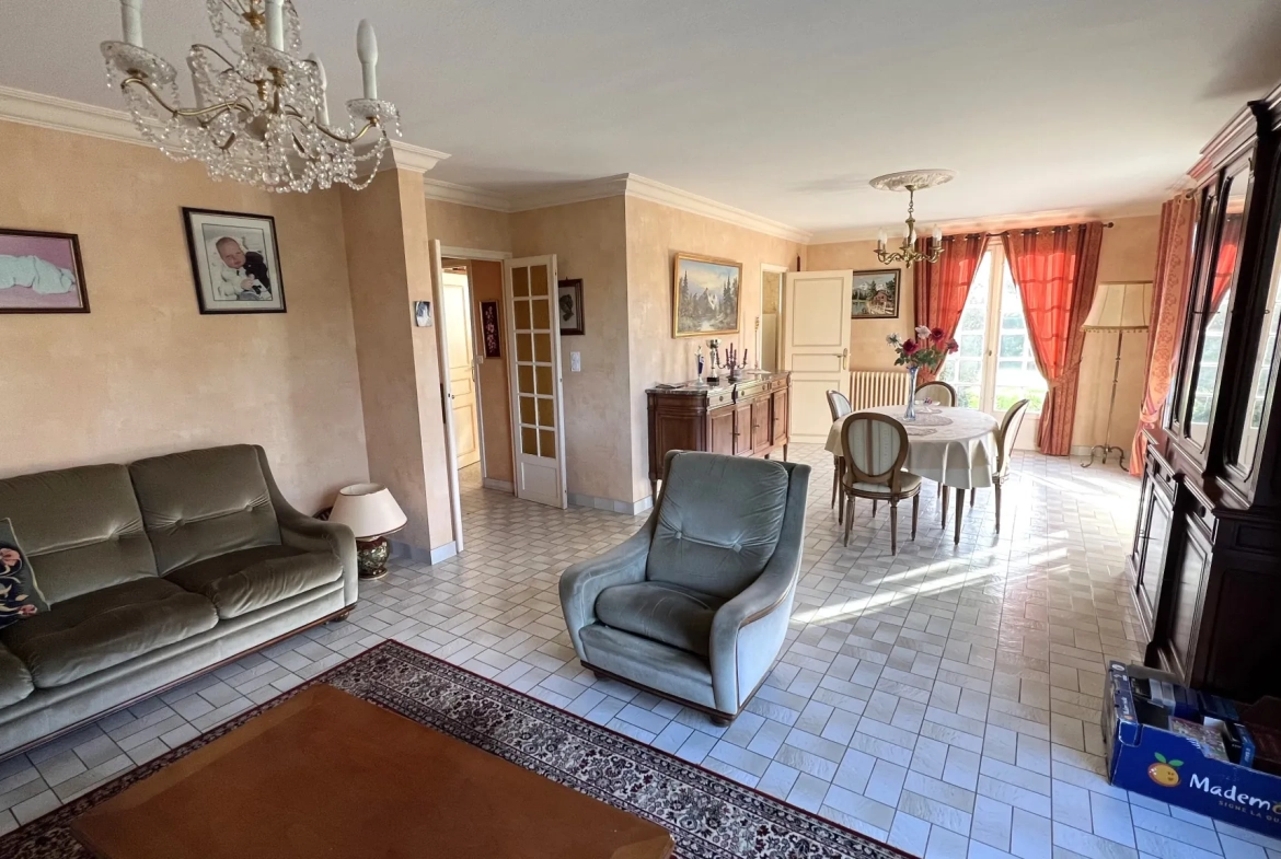 Maison familiale à La Pouëze avec grand terrain et sous-sol en vente 