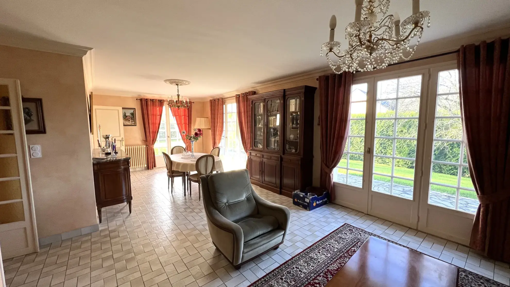 Maison familiale à La Pouëze avec grand terrain et sous-sol en vente 