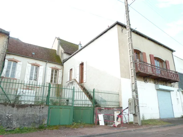 Grande maison de village à vendre à Châtillon-en-Bazois (58) avec potentiel locatif 