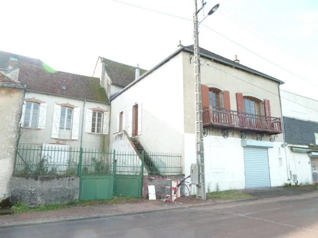 Grande maison de village à vendre à Châtillon-en-Bazois (58) avec potentiel locatif 
