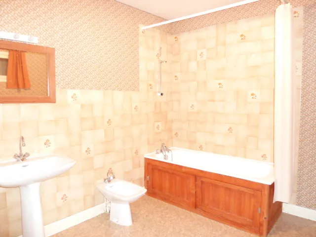 Grande maison de village à vendre à Châtillon-en-Bazois (58) avec potentiel locatif 