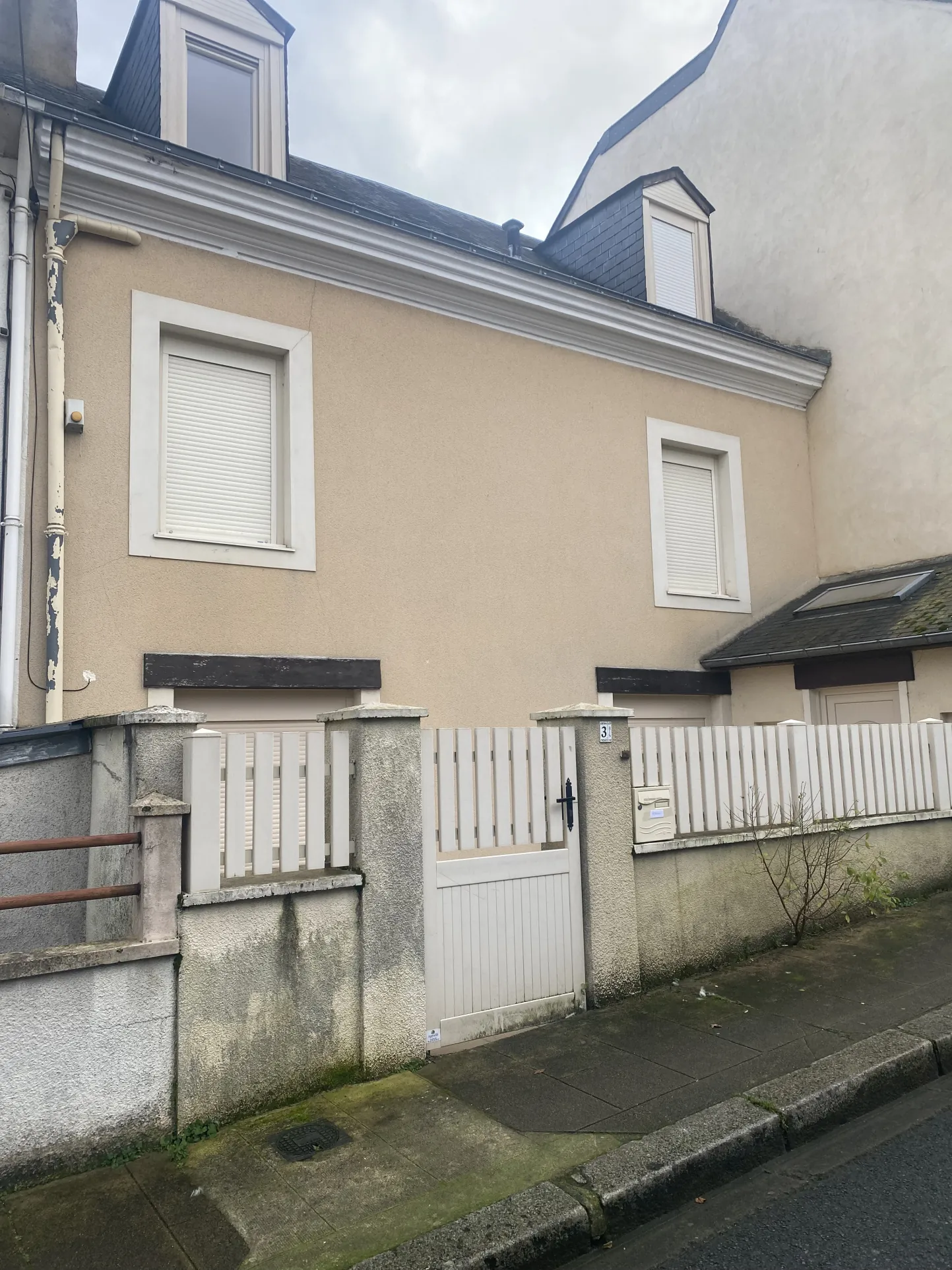 Maison 4 chambres à vendre dans le centre du Mans avec cour et cave 