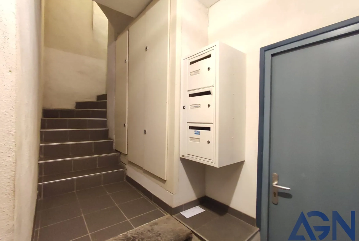 Immeuble de 171 m² à vendre à Agde avec 3 appartements loués et garage vacant 