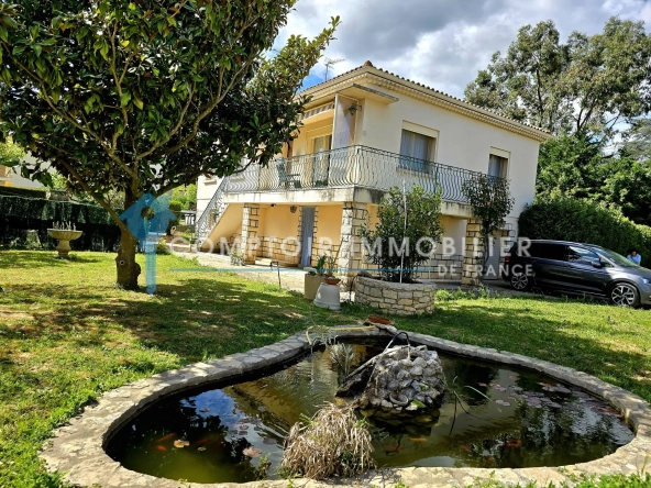 Maison à vendre de 1200 m2 avec potentiel à Bagnols-sur-Cèze